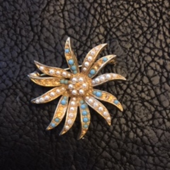 Vintage 1950's Gold tone flower pin - Picture 1 of 2